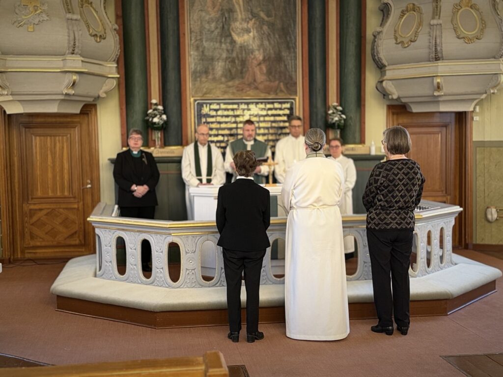 Uutta seurakuntapastoria olivat siunaamassa tehtäväänsä Johanna Rauhala, Mikko Elenius, Ilkka Lehto, Alpo Lahtinen ja Loviisa Anttila.