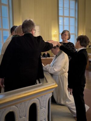 Mari Heijari siunattiin Vimpelin alueen vastuupapin virkaan 16. marraskuuta.