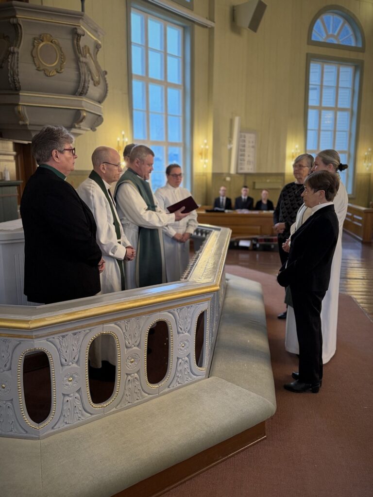 Heijarin rinnalla seisoivat Pirjo Havinen ja Anna-Maija Havinen.