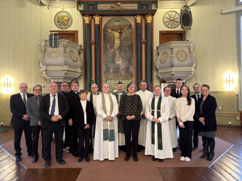 Juhlamessun toimittamisessa mukana olleet kokoontuivat yhteiskuvaan.