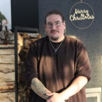 Antti Railio asettelee kuusen tähden paikoilleen kotinsa olohuoneessa jo marraskuun alkupuolella Railio konsertoi Seinäjoella Lakeuden ristissä lauantaina 20. joulukuuta