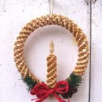 KUN kuulemme sanan olki, useimmat meistä ajattelevat peltojen olkikasoja, eläinten ruokaa tai pehmeää alusmateriaalia karjalle. Niin sitä käytettiin myös minun perheessäni. Mutta juuri samasta oljesta ihmiset ovat vuosisatojen ajan luoneet todellisia ihmeitä – koreja, hattuja (bril’ – perinteinen olkihattu), leluja ja jopa hienostuneita kodin koristeita. Isoäitini ja isoisäni talossa oli olkisia esineitä – ennen kaikkea isoisän olkihattu. Vanhempieni asunnon seinällä riippui suuri oljesta tehty taulu. Olkipunonta (suom. olkityö) on käsityötaito, joka yhdistää luonnon yksinkertaisuuden ja ihmisen mielikuvituksen ja on lahjoittanut meille yhden lämpimimmistä kansantaiteen muodoista. Ensimmäiset olkityöt ilmestyivät kauan sitten – jo silloin, kun ihmiset vasta alkoivat viljellä viljaa. Sadonkorjuun jälkeen jäi paljon pitkiä ja vahvoja korsia, ja tarkkasilmäinen ihminen huomasi, että niitä voi käyttää muuhunkin kuin polttoaineeksi tai rehuksi. Olki osoittautui kevyeksi, joustavaksi ja samalla kestäväksi. Siitä alettiin punoa köysiä, koreja, katonpäällysteitä ja myöhemmin koriste-esineitä. Ukrainassa olkityön taito kehittyi erityisesti Polissjan (Pohjois-Ukrainan metsäinen alue), Podilljan ja Slobožanshchynan (Itä-Ukrainan historiallinen alue) talonpoikaiskodeissa. Sadonkorjuun jälkeen talonväki valitsi parhaat rukiin tai vehnän oljet, kuivasi ne ja lajitteli paksuuden ja värin mukaan. Pitkinä talvi-iltoina, kun peltotyöt olivat ohi, alkoi hiljainen luova työ – mestarit punovat. Olkitöiden kauneuden salaisuus piilee itse materiaalissa. Olki hohtaa luonnollista kullanväristä kiiltoa, joka vaihtelee vaaleankeltaisesta meripihkaan. Se tuntuu kantavan sisällään auringon valoa ja kesän lämpöä. Mutta jotta oljesta tulisi taipuisaa ja “kuuliasta”, sitä täytyy valmistella: liottaa lämpimässä vedessä, kuivata ja silittää suoraksi. Silloin oljenkorsi muuttuu taipuisaksi kuin silkkinen nauha. Mestarit sanovat: “Olki ei pidä kiireestä.” Jos sen taittaa liian nopeasti, se katkeaa; jos sen kuivattaa liikaa, se muuttuu hauraaksi. Työ oljen kanssa kasvattaa siis kärsivällisyyttä, huolellisuutta ja kunnioitusta luontoa kohtaan. Punontatekniikoita on lukemattomia, mutta kaikkia yhdistää yksi perusajatus – yksittäisten korsien yhdistäminen yhtenäiseksi muodoksi. Yksinkertaisin on letitystekniikka, jossa useasta nauhasta punotaan “lettiä” koristeiksi tai hattujen nauhoiksi. Spiraalitekniikalla voidaan tehdä pyöreitä esineitä: koreja, rasioita, hattuja. On myös pitsimäistä punontaa, jossa ohuista nauhoista syntyy hienostuneita kuvioita, lumihiutaleita ja kukkia. Joskus mestarit eivät vain punoneet korsia yhteen, vaan myös ompelivat tai liimasivat ne, muodostaen tasomaisia kuvia. Näin syntyi erityinen taidelaji – olkimosaiikki (tai olkitaide), jossa oljen kiilto muistuttaa kultaa ja kuviot muistuttavat vanhojen kirjontojen ornamentteja. Aiemmin olkiesineillä oli pääasiassa käytännöllinen tarkoitus. Niistä tehtiin: koreja viljalle ja vihanneksille, rasioita, mattoja, laukkuja ja hattuja, pulloja öljyn tai hunajan säilyttämiseen sekä olkisia seinäpaneeleja talojen eristämiseen. Vähitellen punonnasta tuli kuitenkin muutakin kuin käsityötä – siitä tuli taidetta. Syntyi olkileluja, nukkeja, keväisiä lintuja ja hevosia – hedelmällisyyden, voiman ja elämänilon symboleja. Erityisen tärkeä oli didukh – joulunajaksi tehty olkilyhde, jossa kansanuskomusten mukaan asuvat esi-isien henget. Se asetettiin talon kunniapaikalle ja koristeltiin nauhoin ja jyvin. Didukh ei ollut vain koriste, vaan myös yltäkylläisyyden, rauhan ja perheen muistin symboli. Jokaisella olkiesineellä on oma “kielensä”. Ympyrä tai spiraali symboloi aurinkoa ja elämän jatkuvuutta, kolmio perheen sopua ja ristikkäiset muodot suojaa. Itse materiaali – aurinkoinen ja elämää tuova – yhdistetään hyvyyteen ja lämpöön. Siksi olkisia suojuksia ripustettiin usein oven viereen tai kunniapaikalle “pitämään järjestystä kodissa”. Koristekuvioissa toistuvat kasviaiheiset motiivit – tähkät, kukat ja lehdet – muistuttaen ihmisen yhteydestä maahan. Mestarit eivät käyttäneet malleja: jokainen teos oli ainutlaatuinen, syntynyt inspiraatiosta ja mielentilasta. 1900-luvulla, teollisuuden kehittyessä, tämä käsityö alkoi vähitellen kadota. Näytti siltä, että halvat tehdasmateriaalit syrjäyttävät oljen lopullisesti. Mutta nykyään kiinnostus luonnonmukaiseen on jälleen heräämässä. Olkityö palaa – ekologisuuden, lämmön ja ukrainalaisen identiteetin symbolina. Nykyiset mestarit luovat paitsi perinteisiä didukh-lyhteitä ja bril’-hattuja, myös moderneja design-esineitä: lampunvarjostimia, tauluja, seinäkoristeita ja jopa koruja. Olki sopii hienosti yhteen kankaan, puun ja keramiikan kanssa, antaen esineille pehmeän “aurinkoisen” hohteen. Joka vuosi eri puolilla Ukrainaa järjestetään kansantaiteen näyttelyitä ja festivaaleja, joissa olkityöt ovat kunniapaikalla. Lasten kerhoissa olkipunontaa opetetaan mielikuvituksen, hienomotoriikan ja luonnonrakkauden kehittämiseksi. Jokainen, joka on edes kerran punonut yksinkertaisen kukan tai pienen hevosen, tuntee, kuinka kesä herää eloon käsissä. Olkipunonta ei ole vain tapa valmistaa esineitä, vaan taito nähdä kauneus yksinkertaisessa. Jokaisessa oljenkorressa on pala aurinkoa, maata ja ihmisen käsiä. Se opettaa, että harmonia syntyy kärsivällisyydestä, tarkkaavaisuudesta ja rakkaudesta maailmaan. Ehkä juuri siksi olkiesineet tuntuvat lämpimiltä ja “elävinä” – ne hengittävät sitä valoa, josta ne on tehty. Svitlana Zubenko