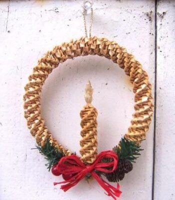 KUN kuulemme sanan olki, useimmat meistä ajattelevat peltojen olkikasoja, eläinten ruokaa tai pehmeää alusmateriaalia karjalle. Niin sitä käytettiin myös minun perheessäni. Mutta juuri samasta oljesta ihmiset ovat vuosisatojen ajan luoneet todellisia ihmeitä – koreja, hattuja (bril’ – perinteinen olkihattu), leluja ja jopa hienostuneita kodin koristeita. Isoäitini ja isoisäni talossa oli olkisia esineitä – ennen kaikkea isoisän olkihattu. Vanhempieni asunnon seinällä riippui suuri oljesta tehty taulu. Olkipunonta (suom. olkityö) on käsityötaito, joka yhdistää luonnon yksinkertaisuuden ja ihmisen mielikuvituksen ja on lahjoittanut meille yhden lämpimimmistä kansantaiteen muodoista. Ensimmäiset olkityöt ilmestyivät kauan sitten – jo silloin, kun ihmiset vasta alkoivat viljellä viljaa. Sadonkorjuun jälkeen jäi paljon pitkiä ja vahvoja korsia, ja tarkkasilmäinen ihminen huomasi, että niitä voi käyttää muuhunkin kuin polttoaineeksi tai rehuksi. Olki osoittautui kevyeksi, joustavaksi ja samalla kestäväksi. Siitä alettiin punoa köysiä, koreja, katonpäällysteitä ja myöhemmin koriste-esineitä. Ukrainassa olkityön taito kehittyi erityisesti Polissjan (Pohjois-Ukrainan metsäinen alue), Podilljan ja Slobožanshchynan (Itä-Ukrainan historiallinen alue) talonpoikaiskodeissa. Sadonkorjuun jälkeen talonväki valitsi parhaat rukiin tai vehnän oljet, kuivasi ne ja lajitteli paksuuden ja värin mukaan. Pitkinä talvi-iltoina, kun peltotyöt olivat ohi, alkoi hiljainen luova työ – mestarit punovat. Olkitöiden kauneuden salaisuus piilee itse materiaalissa. Olki hohtaa luonnollista kullanväristä kiiltoa, joka vaihtelee vaaleankeltaisesta meripihkaan. Se tuntuu kantavan sisällään auringon valoa ja kesän lämpöä. Mutta jotta oljesta tulisi taipuisaa ja “kuuliasta”, sitä täytyy valmistella: liottaa lämpimässä vedessä, kuivata ja silittää suoraksi. Silloin oljenkorsi muuttuu taipuisaksi kuin silkkinen nauha. Mestarit sanovat: “Olki ei pidä kiireestä.” Jos sen taittaa liian nopeasti, se katkeaa; jos sen kuivattaa liikaa, se muuttuu hauraaksi. Työ oljen kanssa kasvattaa siis kärsivällisyyttä, huolellisuutta ja kunnioitusta luontoa kohtaan. Punontatekniikoita on lukemattomia, mutta kaikkia yhdistää yksi perusajatus – yksittäisten korsien yhdistäminen yhtenäiseksi muodoksi. Yksinkertaisin on letitystekniikka, jossa useasta nauhasta punotaan “lettiä” koristeiksi tai hattujen nauhoiksi. Spiraalitekniikalla voidaan tehdä pyöreitä esineitä: koreja, rasioita, hattuja. On myös pitsimäistä punontaa, jossa ohuista nauhoista syntyy hienostuneita kuvioita, lumihiutaleita ja kukkia. Joskus mestarit eivät vain punoneet korsia yhteen, vaan myös ompelivat tai liimasivat ne, muodostaen tasomaisia kuvia. Näin syntyi erityinen taidelaji – olkimosaiikki (tai olkitaide), jossa oljen kiilto muistuttaa kultaa ja kuviot muistuttavat vanhojen kirjontojen ornamentteja. Aiemmin olkiesineillä oli pääasiassa käytännöllinen tarkoitus. Niistä tehtiin: koreja viljalle ja vihanneksille, rasioita, mattoja, laukkuja ja hattuja, pulloja öljyn tai hunajan säilyttämiseen sekä olkisia seinäpaneeleja talojen eristämiseen. Vähitellen punonnasta tuli kuitenkin muutakin kuin käsityötä – siitä tuli taidetta. Syntyi olkileluja, nukkeja, keväisiä lintuja ja hevosia – hedelmällisyyden, voiman ja elämänilon symboleja. Erityisen tärkeä oli didukh – joulunajaksi tehty olkilyhde, jossa kansanuskomusten mukaan asuvat esi-isien henget. Se asetettiin talon kunniapaikalle ja koristeltiin nauhoin ja jyvin. Didukh ei ollut vain koriste, vaan myös yltäkylläisyyden, rauhan ja perheen muistin symboli. Jokaisella olkiesineellä on oma “kielensä”. Ympyrä tai spiraali symboloi aurinkoa ja elämän jatkuvuutta, kolmio perheen sopua ja ristikkäiset muodot suojaa. Itse materiaali – aurinkoinen ja elämää tuova – yhdistetään hyvyyteen ja lämpöön. Siksi olkisia suojuksia ripustettiin usein oven viereen tai kunniapaikalle “pitämään järjestystä kodissa”. Koristekuvioissa toistuvat kasviaiheiset motiivit – tähkät, kukat ja lehdet – muistuttaen ihmisen yhteydestä maahan. Mestarit eivät käyttäneet malleja: jokainen teos oli ainutlaatuinen, syntynyt inspiraatiosta ja mielentilasta. 1900-luvulla, teollisuuden kehittyessä, tämä käsityö alkoi vähitellen kadota. Näytti siltä, että halvat tehdasmateriaalit syrjäyttävät oljen lopullisesti. Mutta nykyään kiinnostus luonnonmukaiseen on jälleen heräämässä. Olkityö palaa – ekologisuuden, lämmön ja ukrainalaisen identiteetin symbolina. Nykyiset mestarit luovat paitsi perinteisiä didukh-lyhteitä ja bril’-hattuja, myös moderneja design-esineitä: lampunvarjostimia, tauluja, seinäkoristeita ja jopa koruja. Olki sopii hienosti yhteen kankaan, puun ja keramiikan kanssa, antaen esineille pehmeän “aurinkoisen” hohteen. Joka vuosi eri puolilla Ukrainaa järjestetään kansantaiteen näyttelyitä ja festivaaleja, joissa olkityöt ovat kunniapaikalla. Lasten kerhoissa olkipunontaa opetetaan mielikuvituksen, hienomotoriikan ja luonnonrakkauden kehittämiseksi. Jokainen, joka on edes kerran punonut yksinkertaisen kukan tai pienen hevosen, tuntee, kuinka kesä herää eloon käsissä. Olkipunonta ei ole vain tapa valmistaa esineitä, vaan taito nähdä kauneus yksinkertaisessa. Jokaisessa oljenkorressa on pala aurinkoa, maata ja ihmisen käsiä. Se opettaa, että harmonia syntyy kärsivällisyydestä, tarkkaavaisuudesta ja rakkaudesta maailmaan. Ehkä juuri siksi olkiesineet tuntuvat lämpimiltä ja “elävinä” – ne hengittävät sitä valoa, josta ne on tehty. Svitlana Zubenko