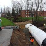 Kulkemisen turvaksi ja ensi kesän Itä–Länsi-arvo-ottelun vauhdittamiseksi Saarikentän kakkospuolen pikkusilta korvataan jykevällä rummulla, jolla on korkeutta 2,8 metriä, pituutta 30. Kentän salaojien kohtia tarkastavat Jallun Hiekan Tuomas Koivula ja Teemu Kataja Putkiasennus Velj. Katajasta.