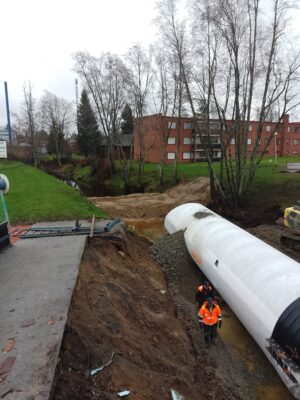 Kulkemisen turvaksi ja ensi kesän Itä–Länsi-arvo-ottelun vauhdittamiseksi Saarikentän kakkospuolen pikkusilta korvataan jykevällä rummulla, jolla on korkeutta 2,8 metriä, pituutta 30. Kentän salaojien kohtia tarkastavat Jallun Hiekan Tuomas Koivula ja Teemu Kataja Putkiasennus Velj. Katajasta.