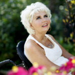 Marja Korhonen on sairastuttuaan luonut uran kirjailijana ja luennoijana. Kuva: Hanna-Kaisa Hämäläinen.