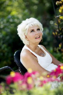 Marja Korhonen on sairastuttuaan luonut uran kirjailijana ja luennoijana. Kuva: Hanna-Kaisa Hämäläinen.