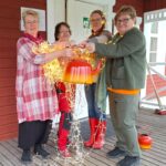 Evijärven yhteistä joulujuhlaa vietetään ensimmäistä kertaa Keitetäänkö jouluaaton kahvit tällä pannulla? Se selviää Inan nuorisoseuralla... Juhlaa suunnittelemassa Kaisu Huhtala (vas.), Outi Ikonen, Marjaana Hinkka ja Päivi Kultalahti.