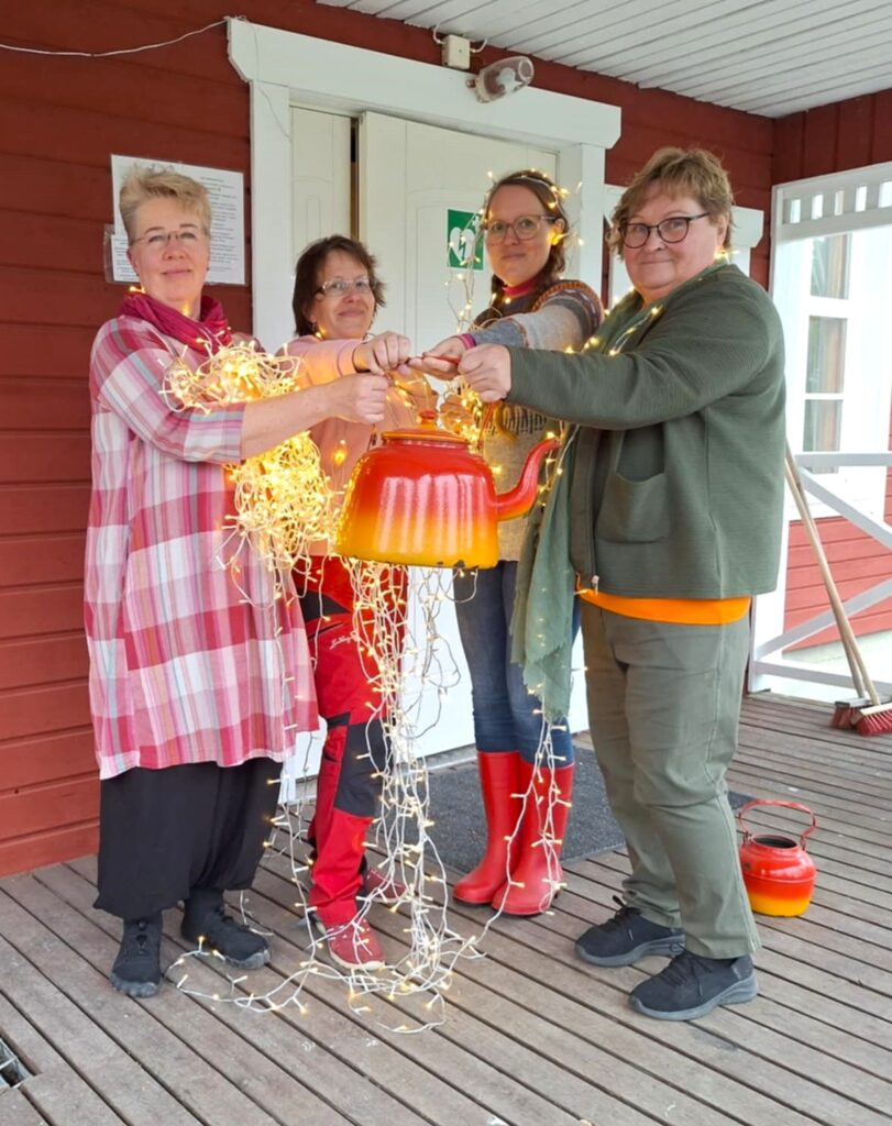 Keitetäänkö jouluaaton kahvit tällä pannulla? Se selviää Inan nuorisoseuralla... Juhlaa suunnittelemassa Kaisu Huhtala (vas.), Outi Ikonen, Marjaana Hinkka ja Päivi Kultalahti.