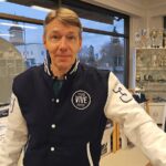 Vimpelin Vedon toiminnanjohtaja Jukka-Pekka Kujala pitää Vedon uusiin fanituotteisiin kuuluvaa baseball-takkia erinomaisena lisänä valikoimaan.