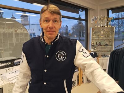 Vimpelin Vedon toiminnanjohtaja Jukka-Pekka Kujala pitää Vedon uusiin fanituotteisiin kuuluvaa baseball-takkia erinomaisena lisänä valikoimaan.