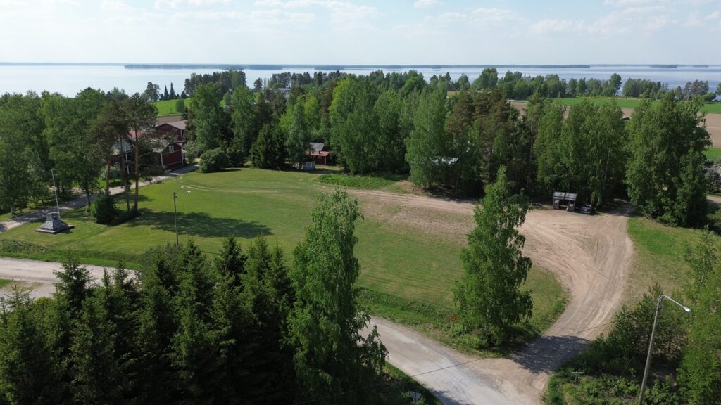 Kenttä ennen hanketta.