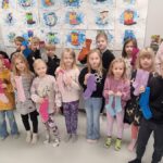 Ritva Nuottimäen ja Helena Rintalan kutomat värikkäät ja yksilölliset villasukat lämmittävät jokaisen ekaluokkalaisen jalkoja.