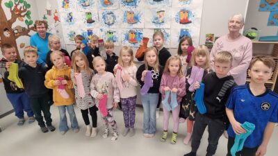Ritva Nuottimäen ja Helena Rintalan kutomat värikkäät ja yksilölliset villasukat lämmittävät jokaisen ekaluokkalaisen jalkoja.