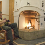 Lappajärveläisen kaarevamallisen takan ääressä kelpaa istuskella keinutuolissa.