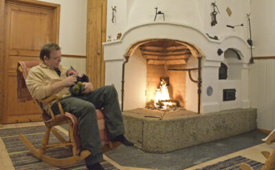 Lappajärveläisen kaarevamallisen takan ääressä kelpaa istuskella keinutuolissa.