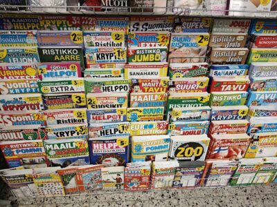 Lähikaupan hyllyssä oli yli 70 erilaista ristikkolehteä.