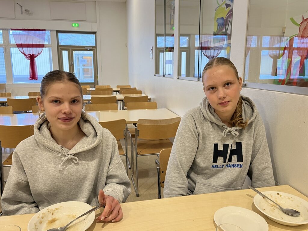 Laura Tavitie (vas.) ja Milla Lassila kehuivat hirvikettoa. Lauralle riistaruoka on arkipäivää myös kotona.