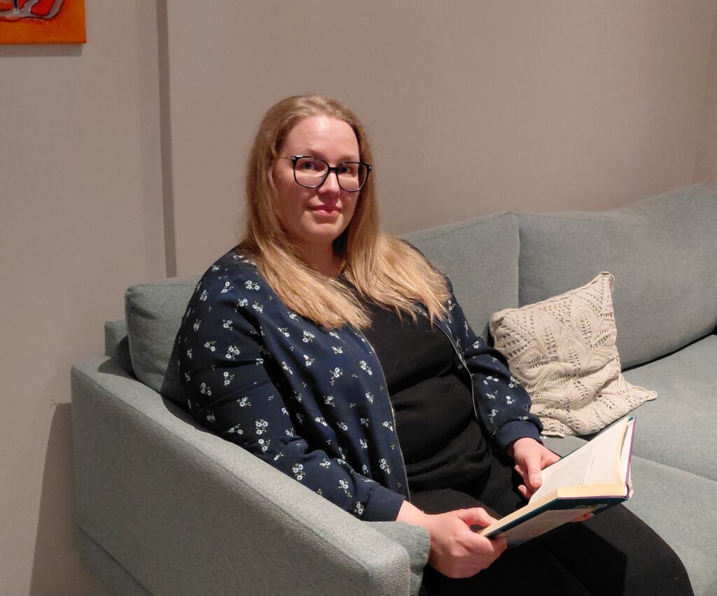 Leena Rannanpää ottaa Lappajärven kirjastonjohtajan tehtävän vastaan nöyränä ja toiveikkaana. –Toivon, että minulla olisi jotakin uutta annettavaa yhteisön parhaaksi ja hyvinvoinnin edistämiseksi. Odotan myös yhteistyötä eri toimijoiden kanssa.