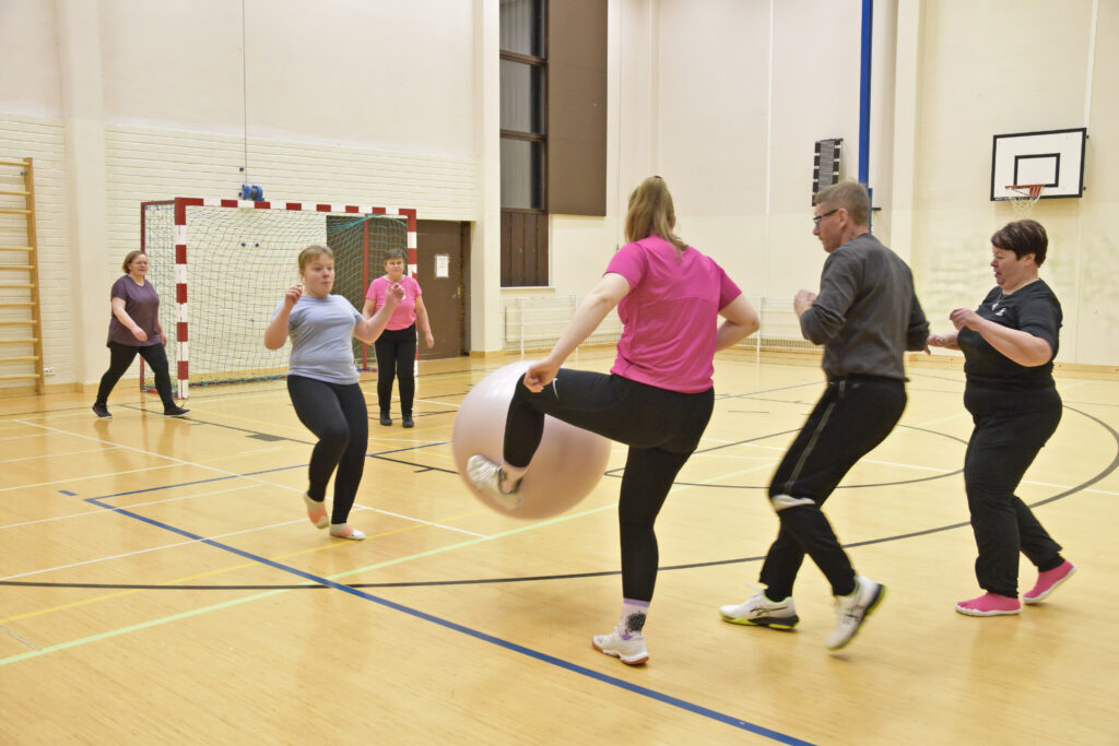 Jalkapalloa jumppapallolla