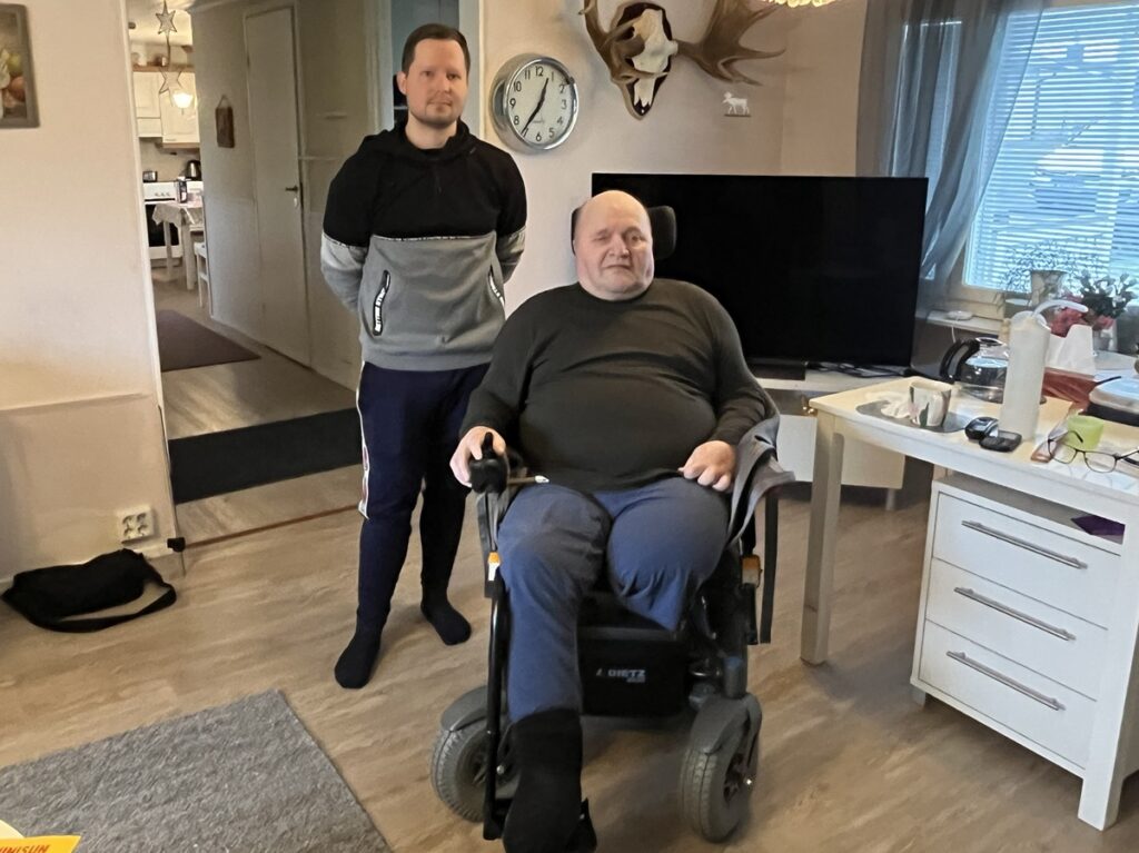 Lampakan suvussa metsästys siirtyy sukupolvelta toiselle. Kuvassa Jesse Kataja (vas.) ja Martti Lampakka.