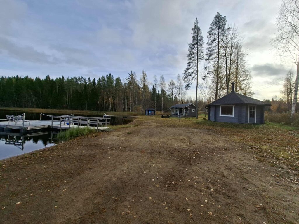 Alasenlammella on yleinen uimaranta sekä kyläseuran vuokrasauna.