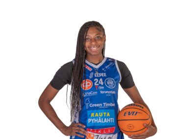 Vedon laitahyökkääjä Sahara Jones pussitti 29 pistettä Tampereella. Kuva: Pasi Ahola.