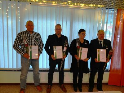 ALAJÄRVEN Yrittäjien puheenjohtajana pitkään toiminut Toni Harjula jää pois vastuuroolistaan ja uudeksi puheenjohtajaksi valittiin syyskokouksessa 28. marraskuuta Jani Levijoki. Harjula on toiminut puheenjohtajana 2014–2016, tiedottajana 2017–2022 ja puheenjohtajana taas 2023–2025. Näin ollen hän on Alajärvellä pisimpään puheenjohtajan roolissa toiminut henkilö kautta aikojen Antti Suorannan kanssa. Hallituksen koko pieneni yhdeksään henkilöön, kun Harjula, Minna Sippola ja Helena Marjomäki jäivät pois. Hallituksessa jatkavat Erica Svärd, Arja Hämeenniemi, Henri Järvinen, Jussi Latvala, Maija Yli-Hemminki, Matti Ahonen ja Mervi Hyvönen. Alajärven Yrittäjät palkitsi kokouksessaan kultasella yrittäjäristillä Aki Sammaliston, Koneurakointi Sammalisto Oy, (vas.), Marko Vainionpään (Letec Motors Oy), Margit Majaniemen (Järviseudun Siivous ja Pesula Ky) ja Asko Mertaniemen (Autoyhtymä Mertaniemi Oy). Aki Björkbacka (A. Björkbacka Oy) ei päässyt paikalle. Kuva: Toni Harjula.