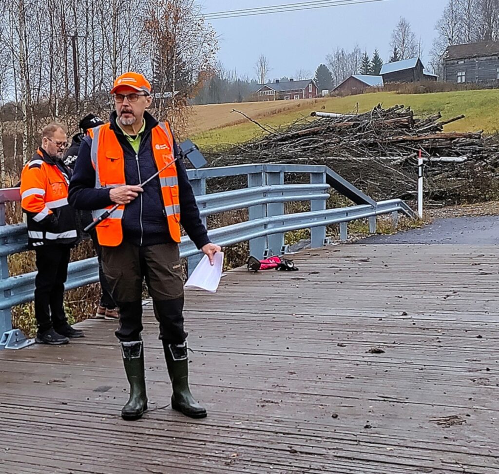 Tilaisuus päättyi vierailuun Porkholman sillalla. Metsäkeskuksen Hannu Ulvinen jakaa vinkkejä, kuinka sillan kuntoa voidaan seurata. Esimerkiksi pohjarakenteita voi kuvata puhelimen kameralla selfiekeppiä hyödyntäen.