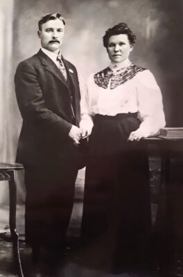 Raili Rönkkö kirjoitti luvun Erkki ja Amalia v 1907 Ameriikassa