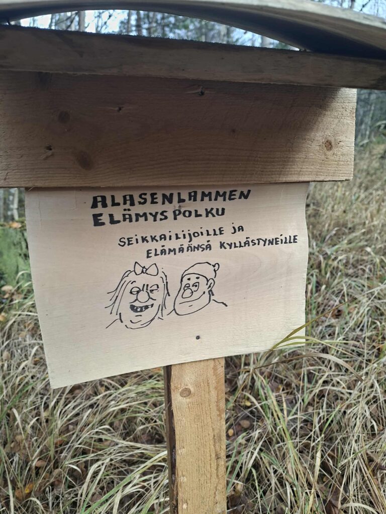 Alasenlammen elämyspolku tarjoaa luontoelämyksiä ja huumoria.