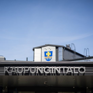 Kauhavan itsenäisyyspäiväjuhlaa vietetään tänä vuonna Härmän kuntokeskuksessa. Kuvituskuva kaupungintalosta.