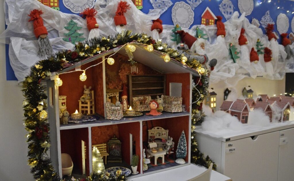 Viime vuonna Lappajärven joulunavaus järjestettiin koululla. Nyt jouluikkunoita voi bongailla Nississä pitkin joulukuuta. Arkistokuva.