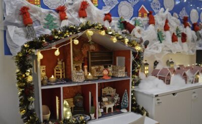 Viime vuonna Lappajärven joulunavaus järjestettiin koululla. Nyt jouluikkunoita voi bongailla Nississä pitkin joulukuuta. Arkistokuva.