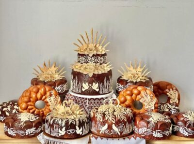 Korovai on hääleipä, joka symboloi hyvinvointia, rakkautta ja sopua vastaperustetussa perheessä.