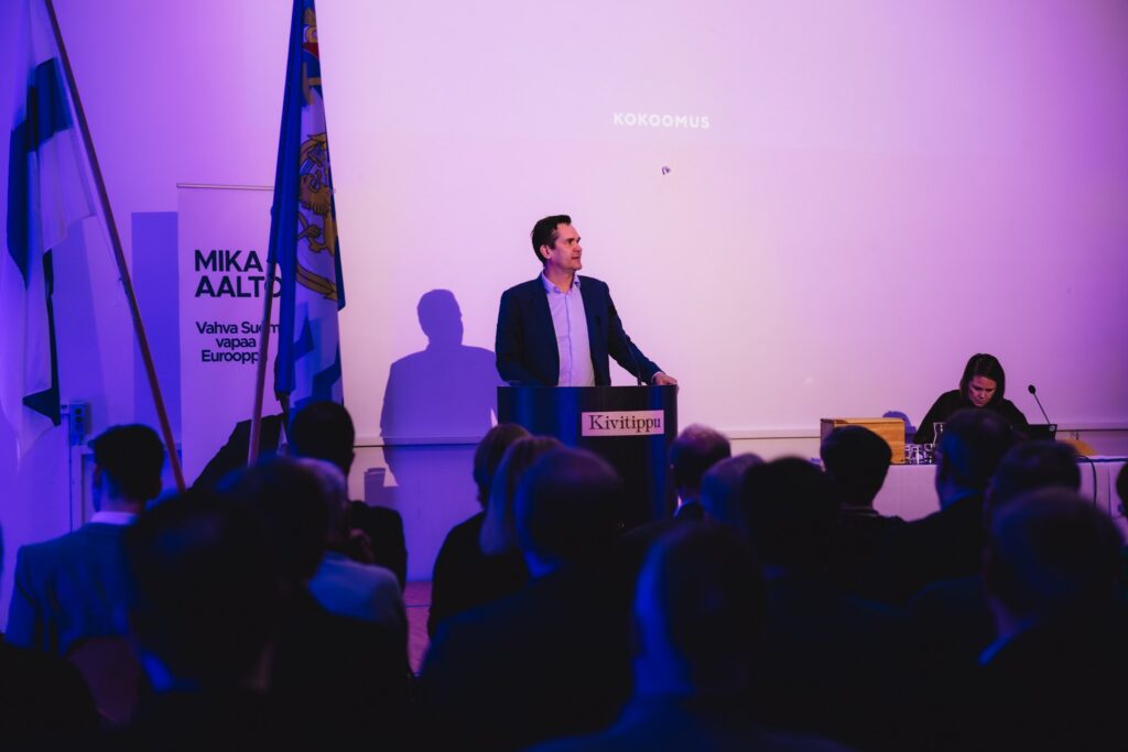 Kokoukseen poliittisen tilannekatsauksen toi europarlamentaarikko Mika Aaltola, jonka puheenvuoro piti sisällään laajan katsauksen ulko- ja turvallisuuspolitikasta.