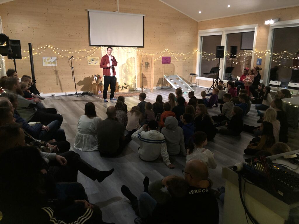 Valon ja toivon sanoman toi Toni Kivistö räppääämällä innostuneelle yleisölle.