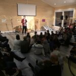 Valo voitti Ruurikkalassa – iloista vastapainoa pimeydelle Valon ja toivon sanoman toi Toni Kivistö räppääämällä innostuneelle yleisölle.