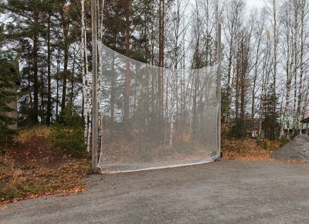 Tottahan kentällä pitää myös pesäpallon lyöntiverkko olla.