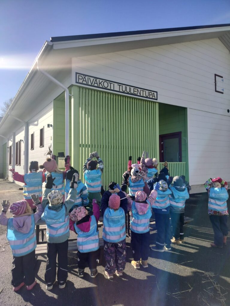 Tuulentuvan päiväkoti Evijärvellä on yksi LähiTapiolan heijastinliivilahjoituksen saajista.