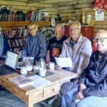 Kyläkirjan työryhmä avauskokouksessa 15.6.2024 Menkijärvellä Rantatuvan aitassa. Kuvassa Pentti Mäkelä (oik.), Aulis Hautamäki, joka oli alkuvaiheessa mukana, Jarmo Mäkelä, Heikki Rantatupa ja Matti Salmenkangas.