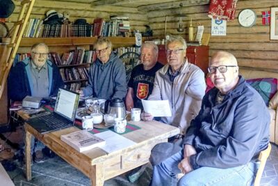 Kyläkirjan työryhmä avauskokouksessa 15.6.2024 Menkijärvellä Rantatuvan aitassa. Kuvassa Pentti Mäkelä (oik.), Aulis Hautamäki, joka oli alkuvaiheessa mukana, Jarmo Mäkelä, Heikki Rantatupa ja Matti Salmenkangas.