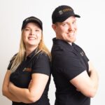 Alajärveläislähtöinen Vesa Humalajoki kehitti vaimonsa Paulan kanssa kalenterin, joka tarjoaa työkaluja hyvinvoinnin tukemiseen. Kuvat: Kehoosio.