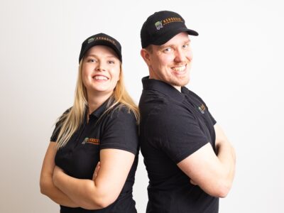 Alajärveläislähtöinen Vesa Humalajoki kehitti vaimonsa Paulan kanssa kalenterin, joka tarjoaa työkaluja hyvinvoinnin tukemiseen. Kuvat: Kehoosio.