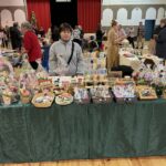 Evijärven joulutorilla tunnelmaa ja vilkasta menoa Druzhininan myyntipyötä oli jo sellaisenaan kuin kaunis koriste.