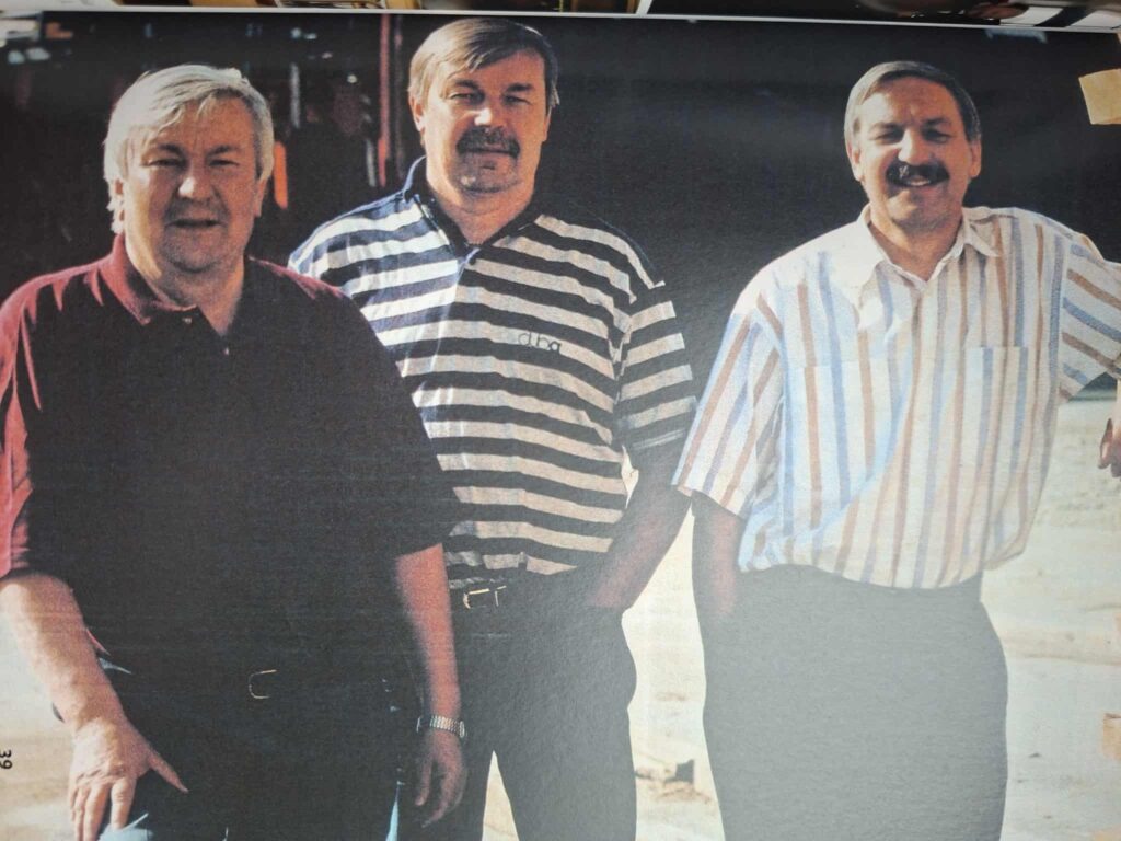 Veljekset Veli (vas.), Seppo ja Esko Perälä jatkoivat isänsä Eemelin aloittamaa liiketoimintaa.