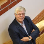 Entinen kansanedustaja, kunnallisneuvos Esko Ahonen kuoli 1.6.2025 kotonaan Evijärvellä lyhyen sairauden murtamana.