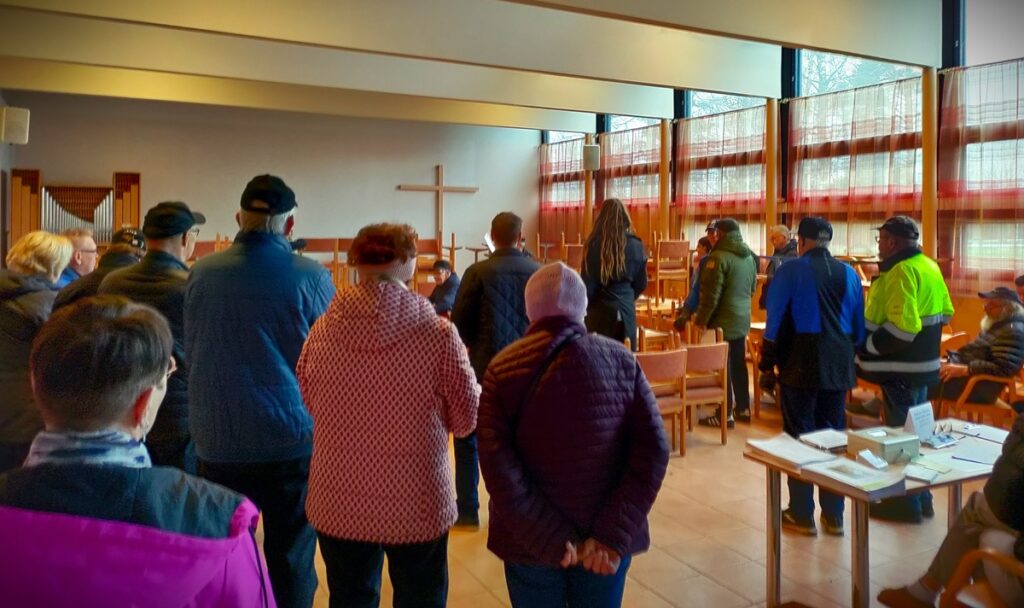 Seurakunnan irtaimisto kiinnosti monia. Osa oli tullut paikalle myös nostalgiasyistä.