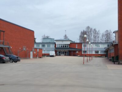 Sairaalatie 3:n tilat tyhjenevät sivistystoimen osalta ja hallinto keskitetään koulukeskukseen.
