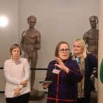 Eduskunnan tieto- ja viestintäjohtajana toiminut Marjo Timonen kertoi pronssipatsaista, jotka olivat istuntosalissa vuosina 1969–2017.